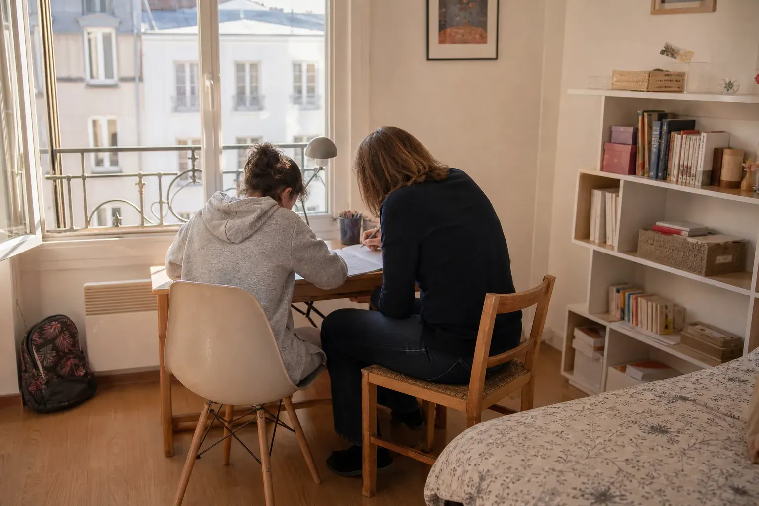Adolescent et intervenant révisant l’anglais dans une petite pièce claire à Lyon