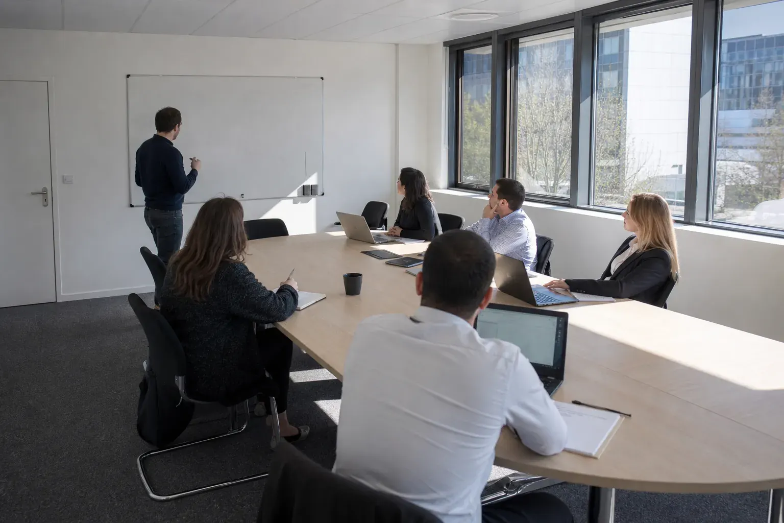 Vue large d’une salle de réunion lyonnaise pendant une formation d’anglais en entreprise