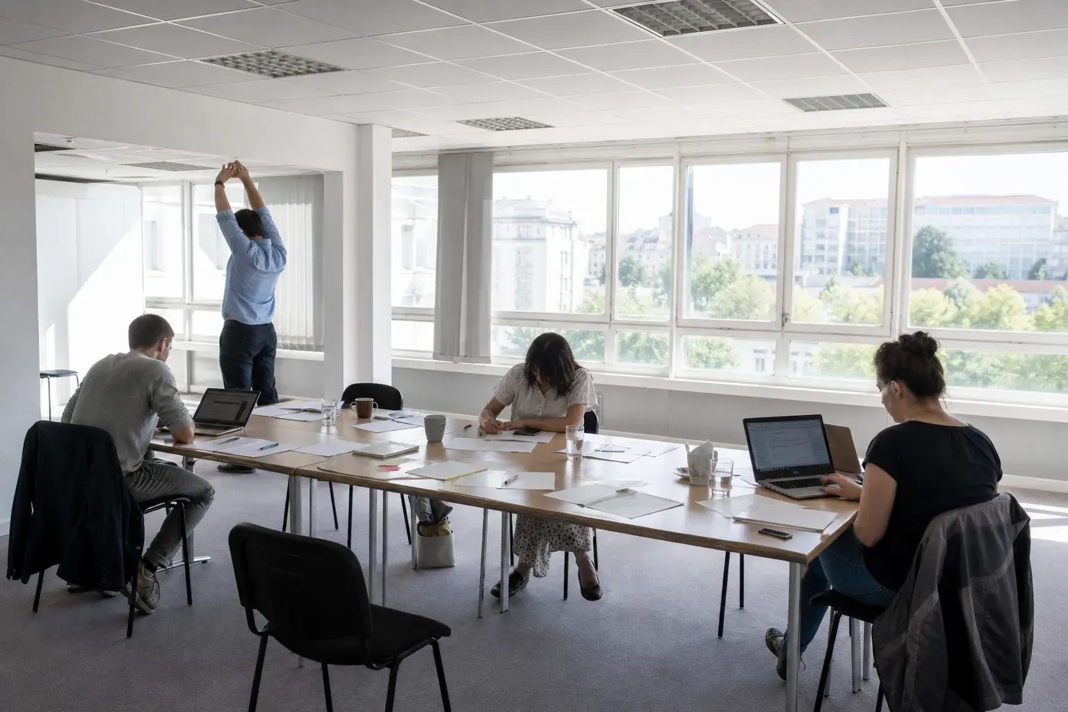 Vue d’ensemble d’une salle de stage intensif d’anglais à Lyon en milieu d’après-midi