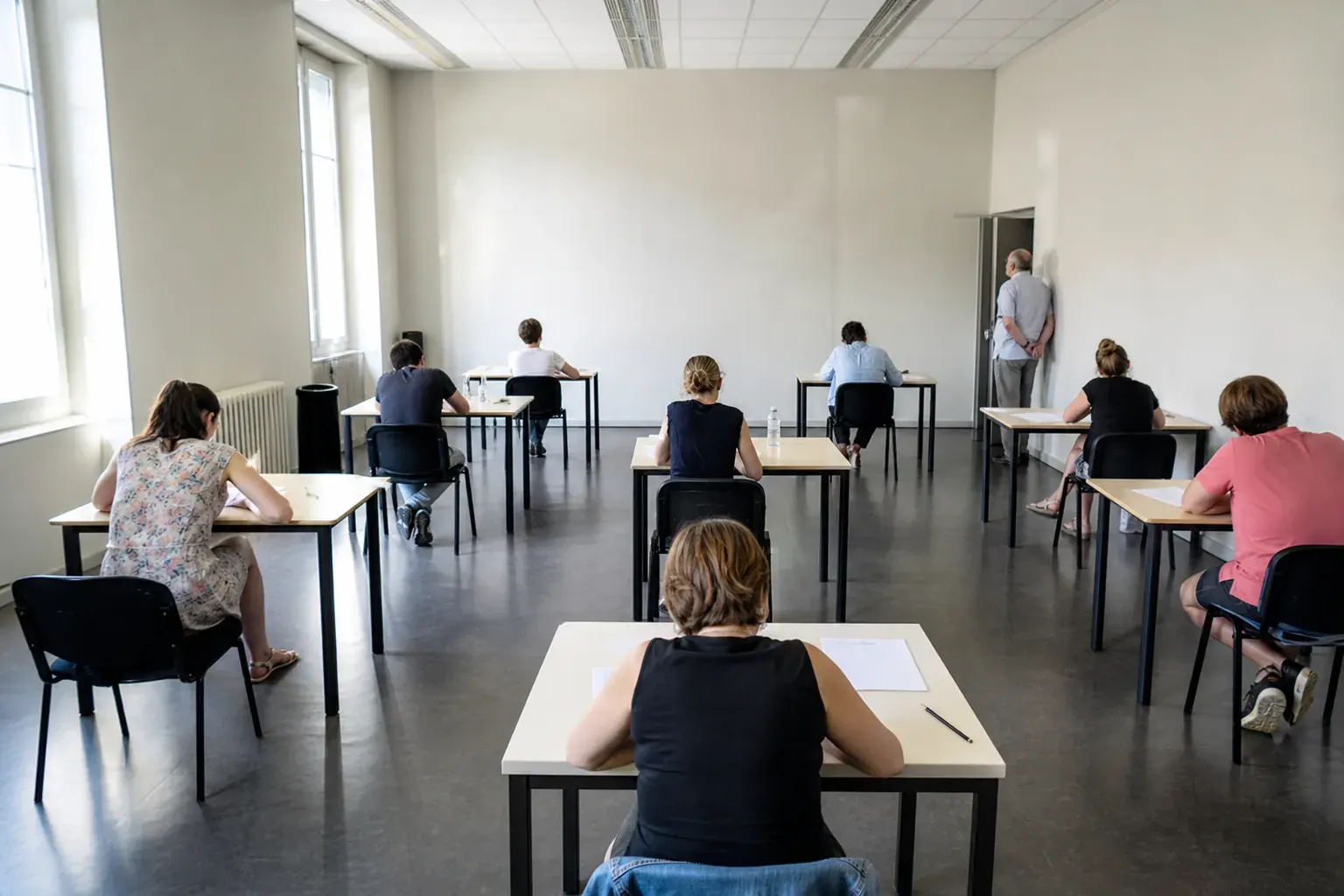 Salle d’examen de certification d’anglais à Lyon vue depuis le fond, tables espacées