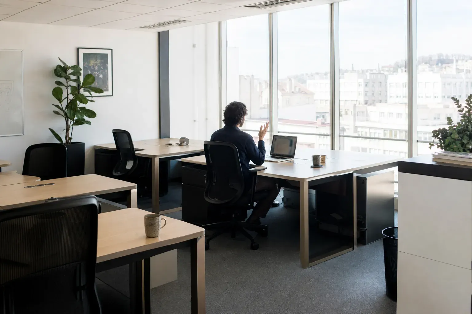 Vue large d’un espace de travail lyonnais pendant un cours d’anglais à distance