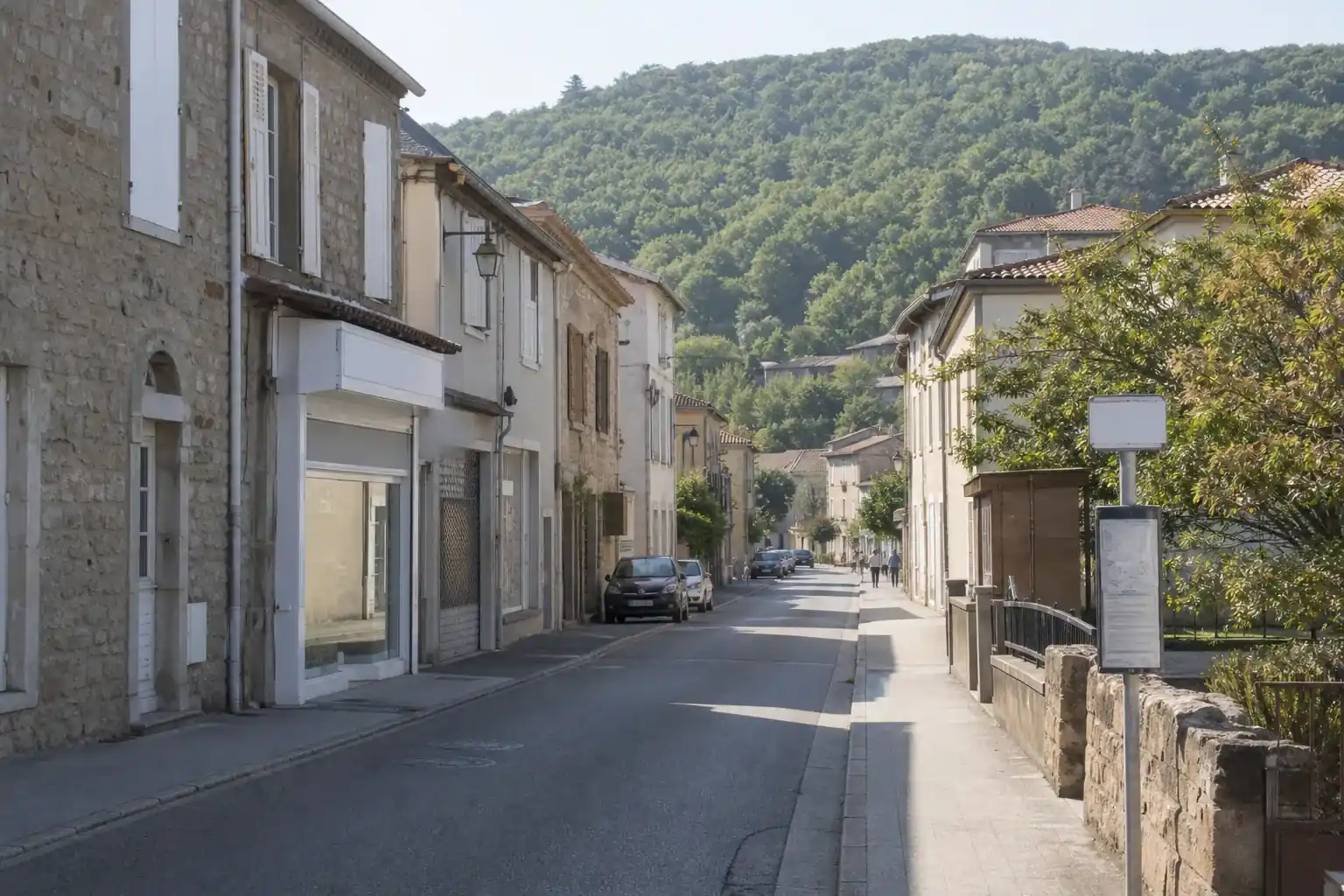 Rue de Brignais dans la vallée du Garon, bâti de pierre et collines boisées
