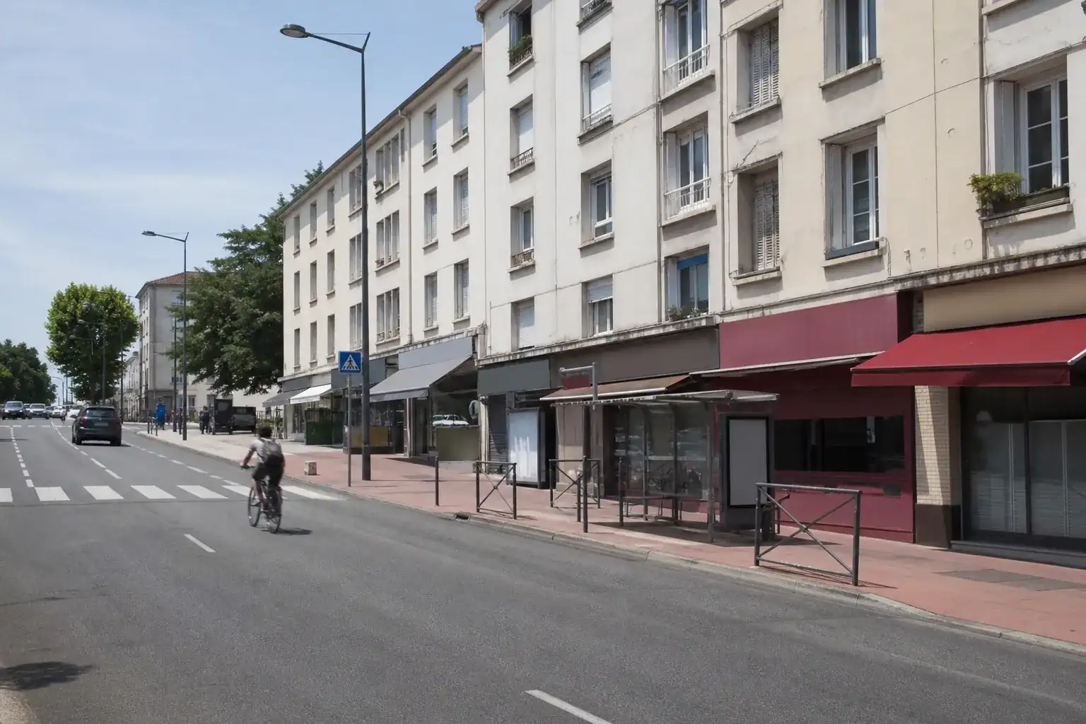 Avenue commerçante de Bron à midi, commerces de rez-de-chaussée et abri de bus