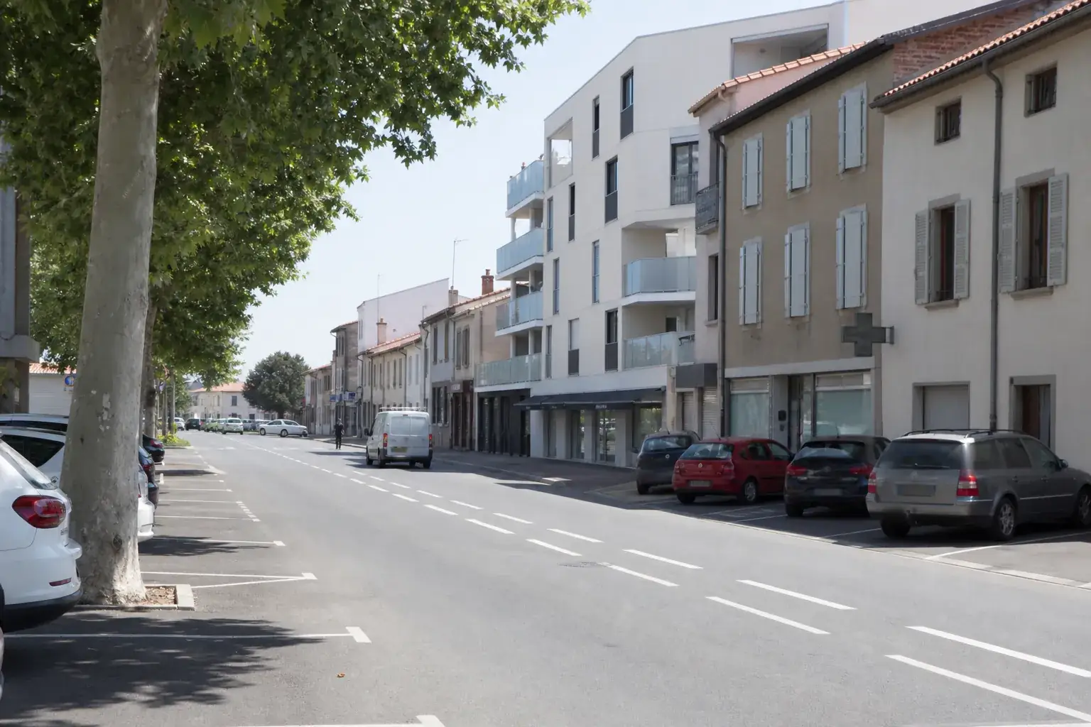 Rue principale de Décines-Charpieu, maisons anciennes et immeubles récents