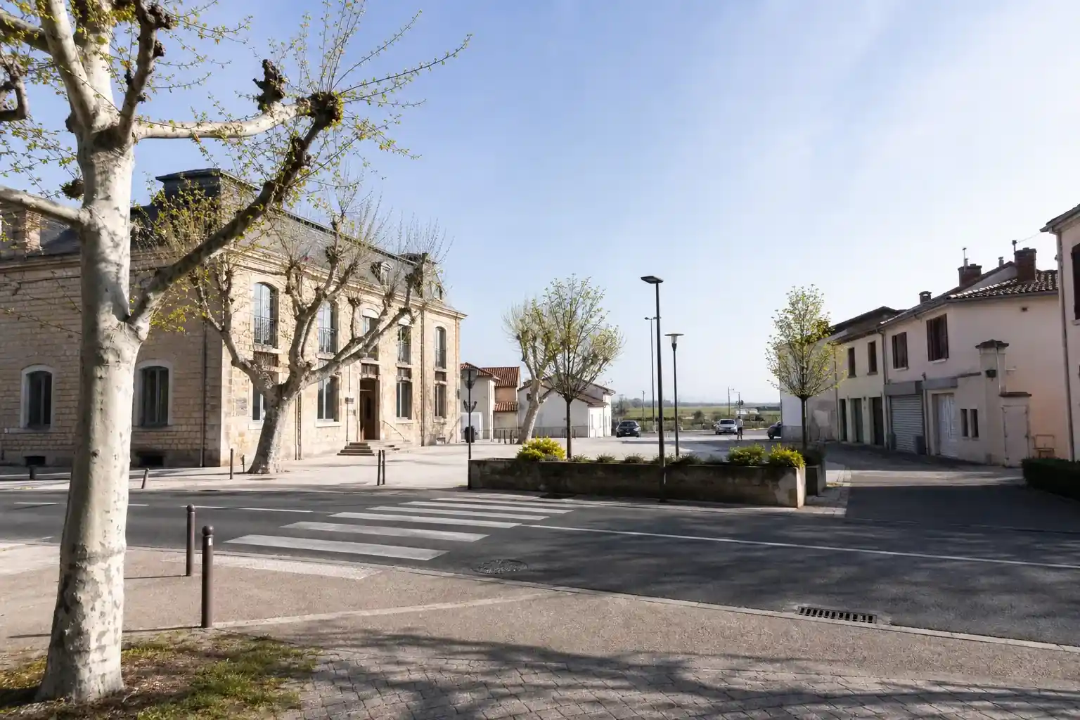 Centre-village de Genas, place devant la mairie et maisons basses