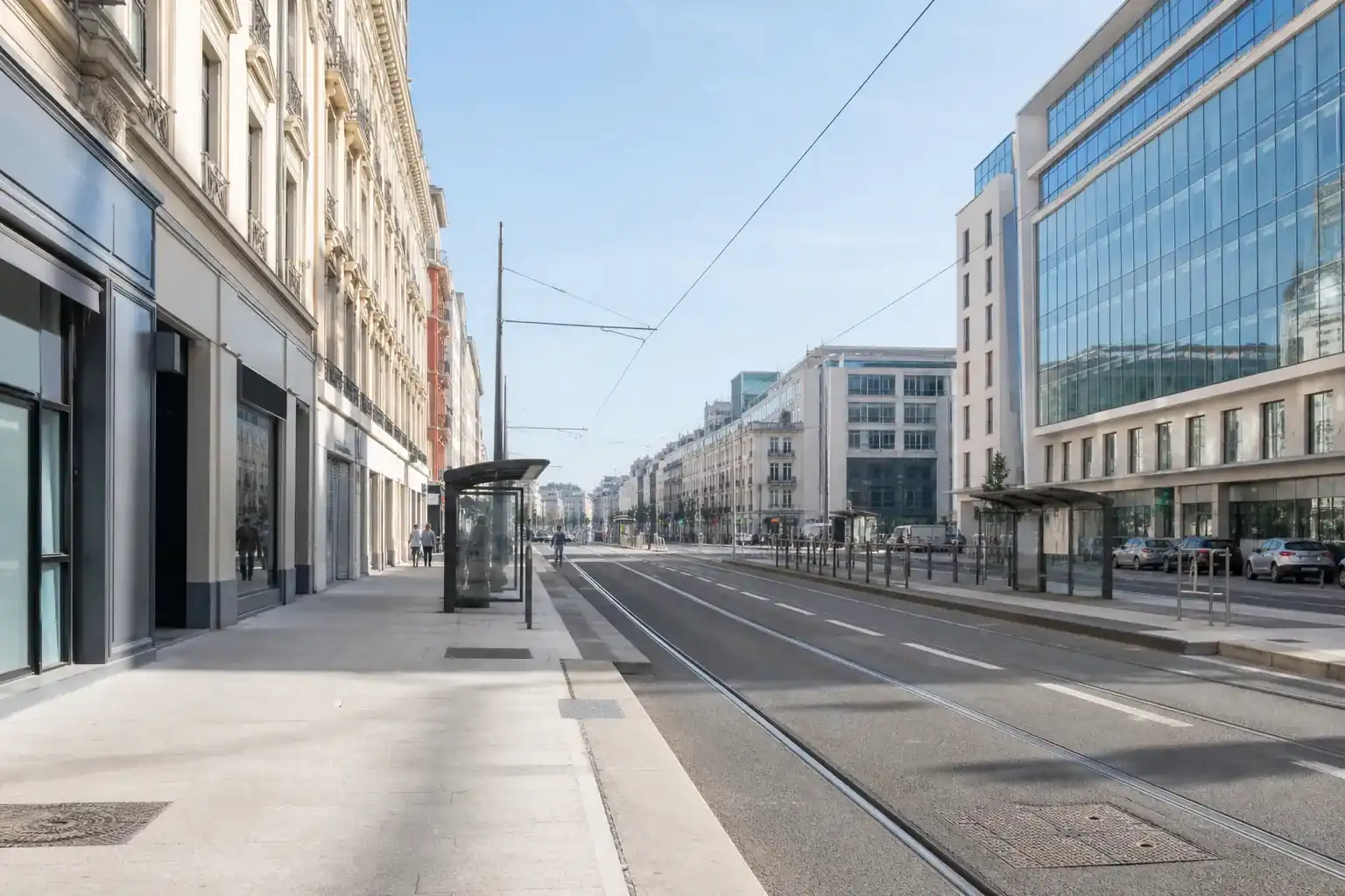 Rue ordinaire du quartier de la Part-Dieu à Lyon en matinée, façades de pierre et bureaux