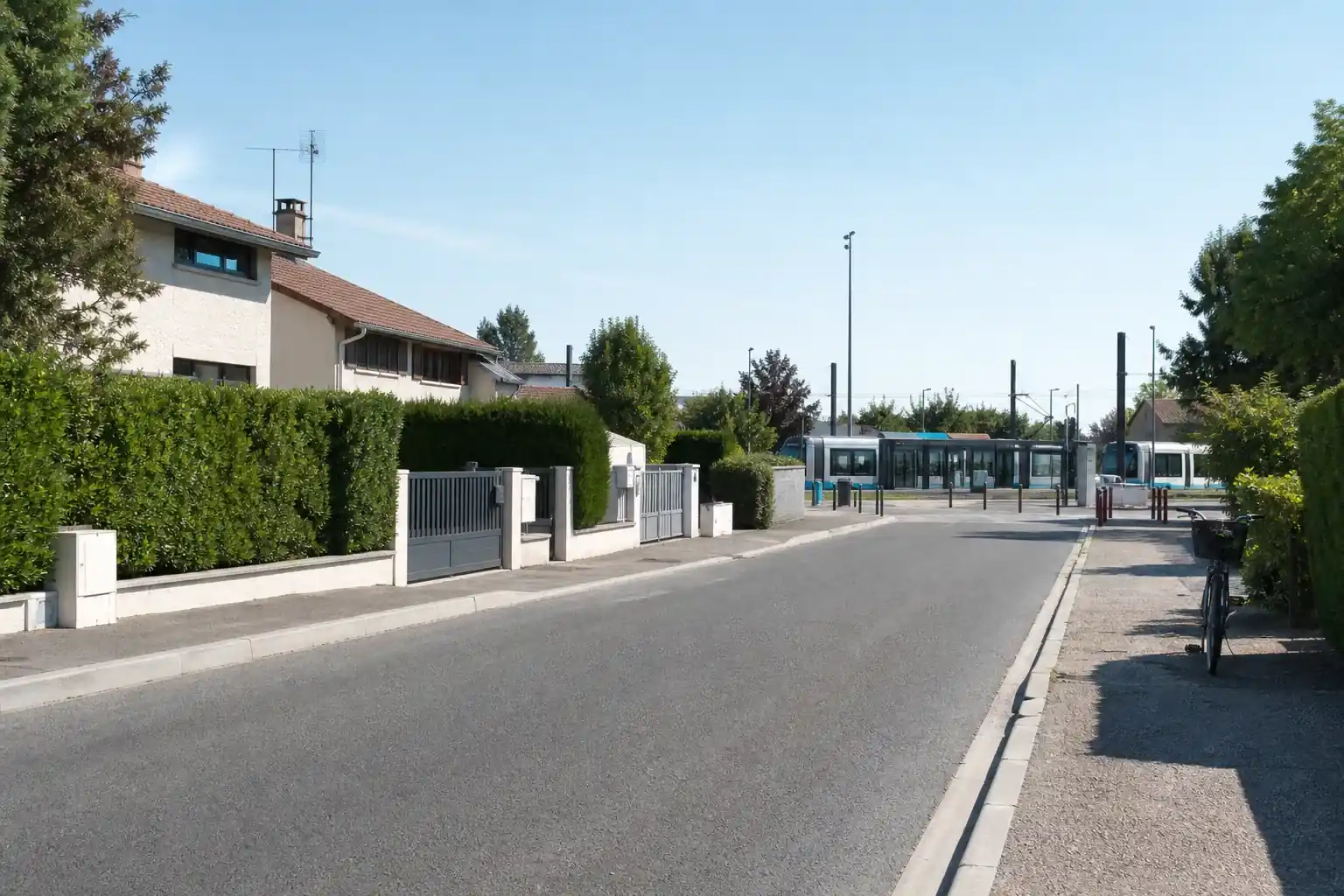 Rue pavillonnaire de Meyzieu au petit matin, haies taillées et terminus de tramway
