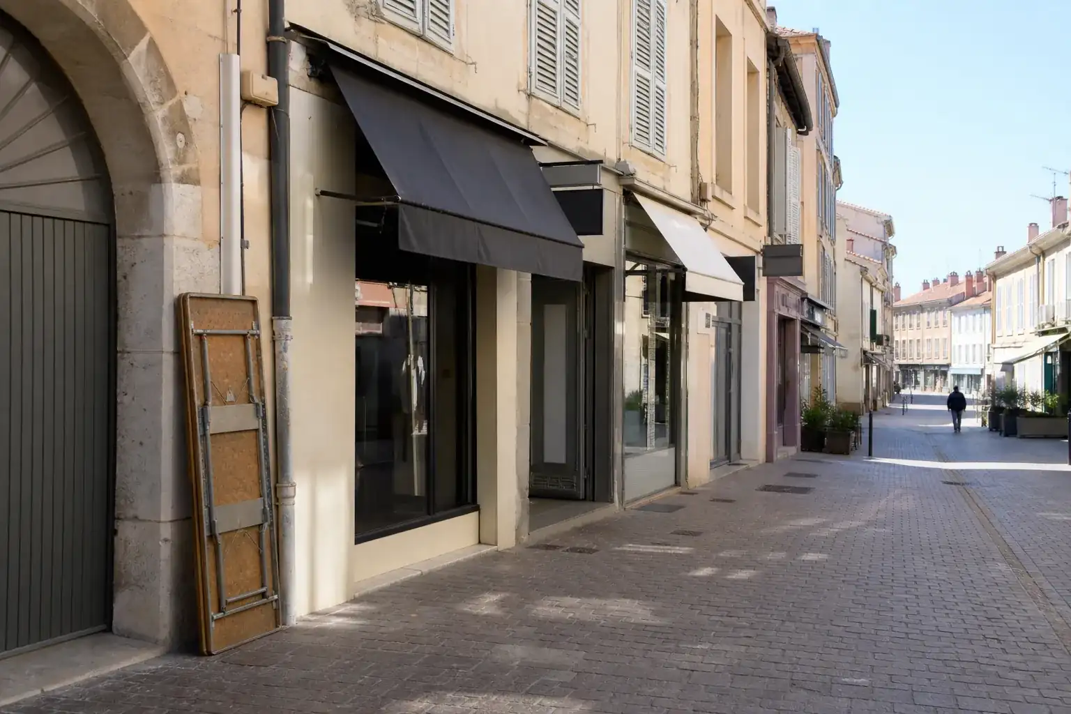 Rue commerçante piétonne d’Oullins Pierre-Bénite, petits commerces et façades anciennes