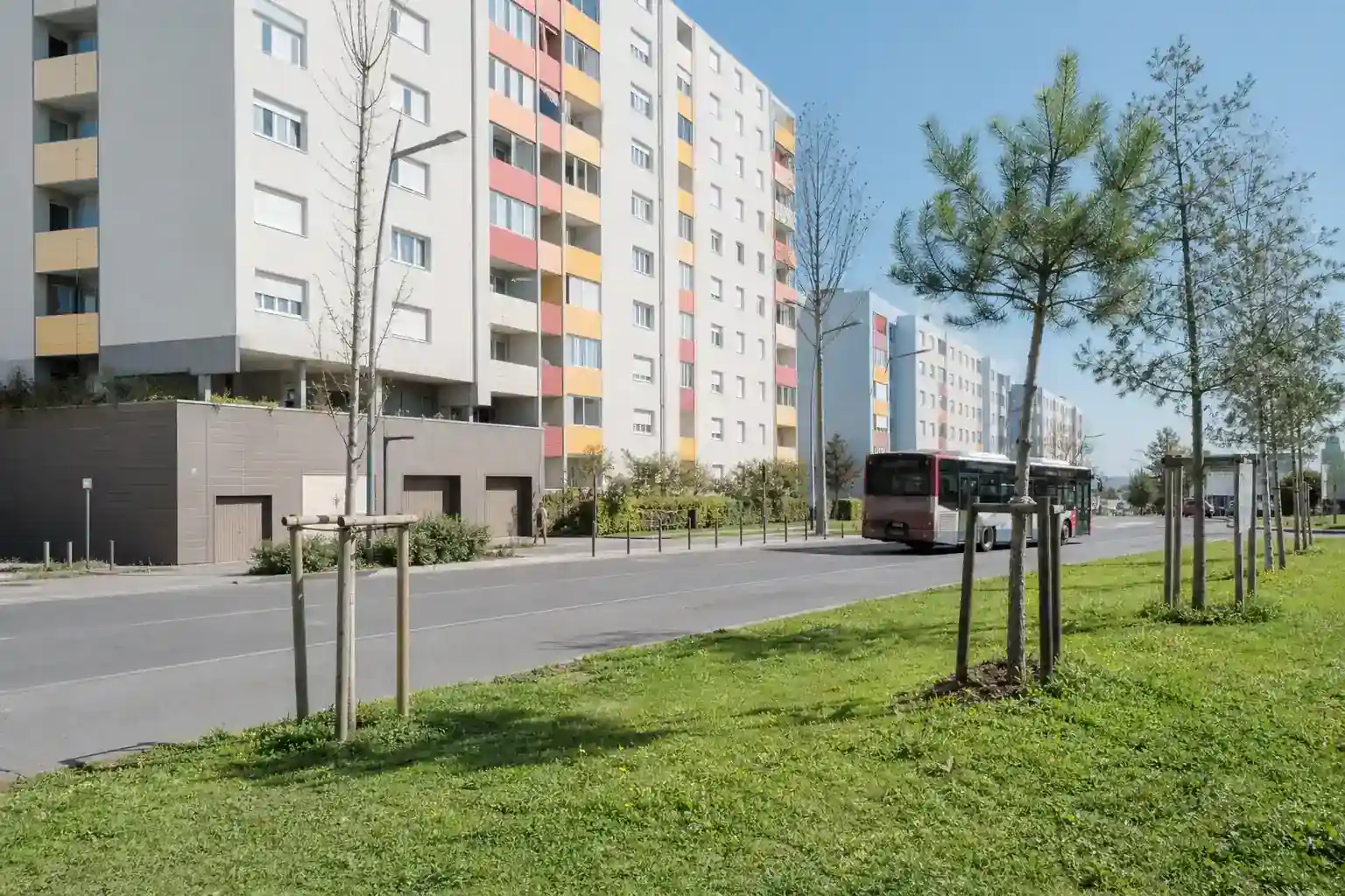Quartier de plateau à Rillieux-la-Pape, barres d’habitation claires et voie large