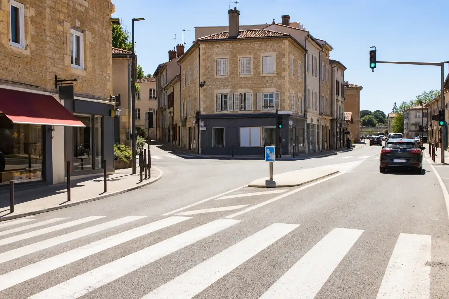 Carrefour du centre de Tassin-la-Demi-Lune, maisons de pierre dorée et commerces